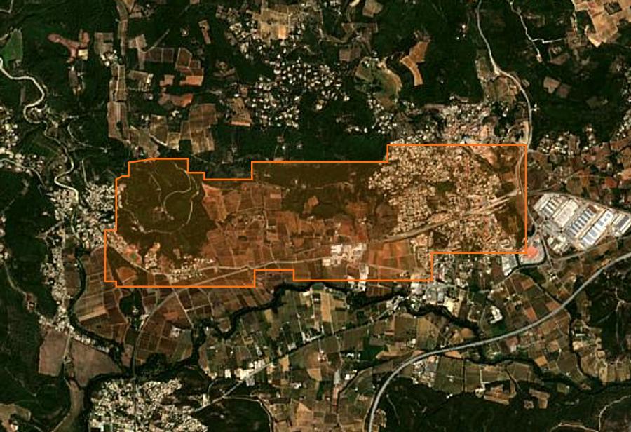 Outline of the burned area near Taradeau, drawn over satellite imagery