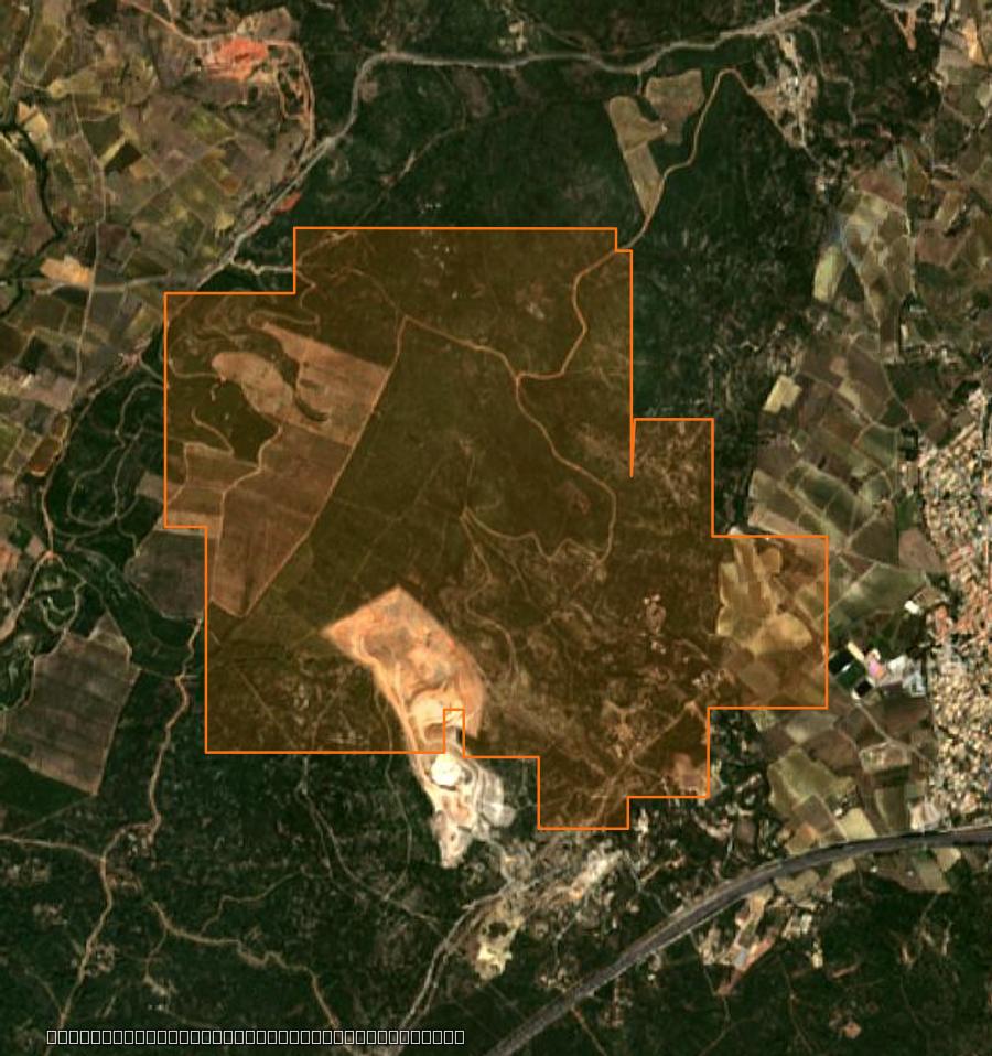 Outline of the burned area near Poussan, drawn over satellite imagery