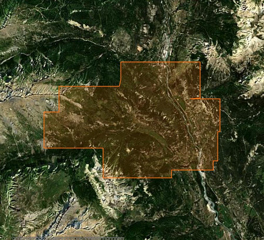 Outline of the burned area near Freissinières, drawn over satellite imagery