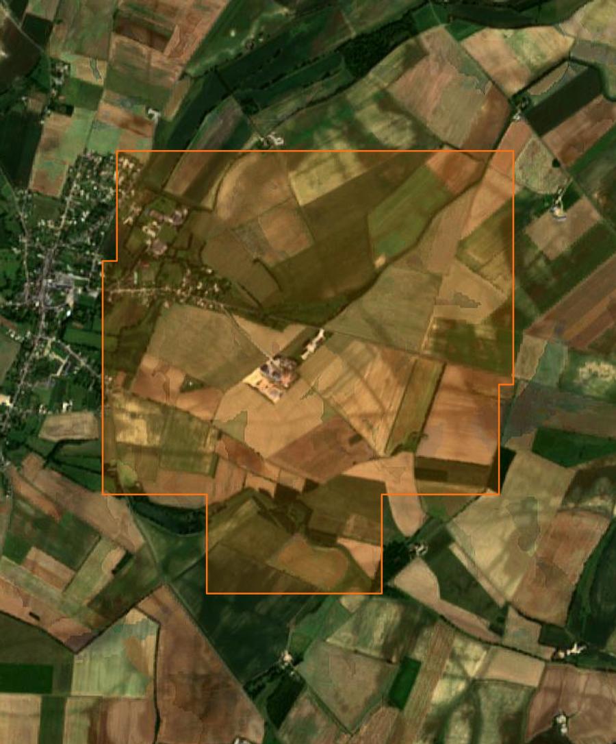 Outline of the burned area near Baugy, drawn over satellite imagery
