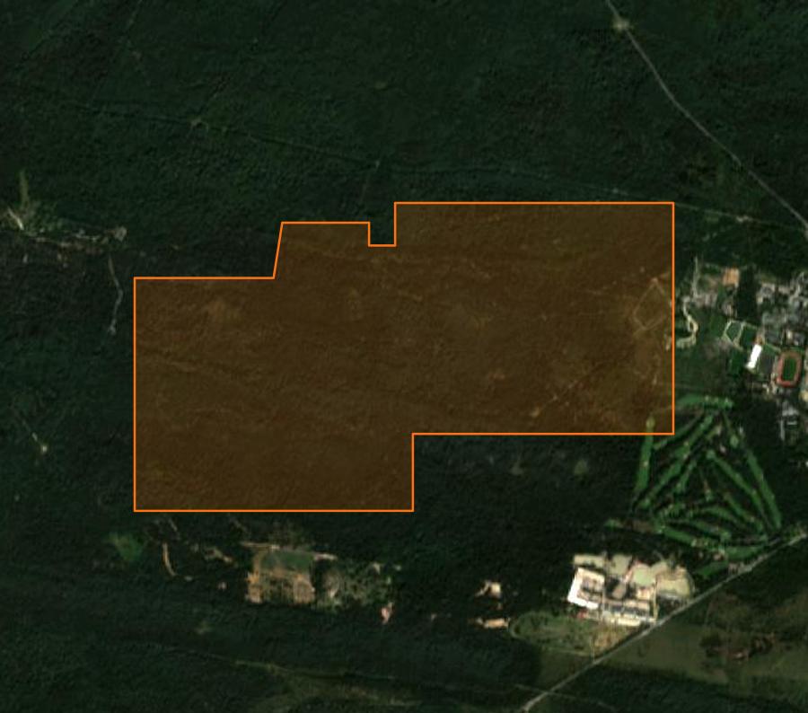Outline of the burned area near Fontainebleau, drawn over satellite imagery